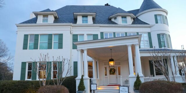 Dentro de la residencia del vicepresidente donde viven JD Vance Dentro de la residencia del vicepresidente donde viven JD Vance y Usha Vance
| Real Estate,Politics,vice-president,presidents,us-history,naval-observatory,kamala-harris,jd-vance