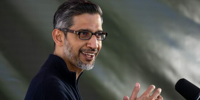 El director ejecutivo de Google, Sundar Pichai, evita la inteligencia El director ejecutivo de Google, Sundar Pichai, evita la inteligencia artificial en su discurso de graduación en Stanford
| AI,Tech,Education,Careers,google,stanford,sundar-pichai,commencement-speech,career-advice,graduation,college-grads,leadership