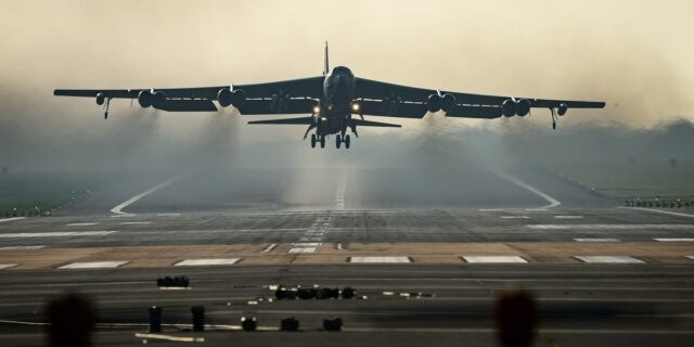 Ocho miembros de la tripulación probablemente murieron después del accidente de un bombardero B-52 en California

 | Military & Defense,b-52,b-52-bombers,air-force,military,plane-crash