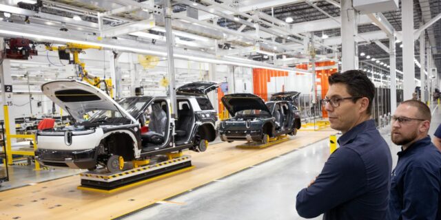 Rivian realiza despidos para perseguir un crecimiento rentable | Transportation,Tech,rivian,rivian-r2,evs,layoffs Rivian realiza despidos para perseguir un crecimiento rentable
| Transportation,Tech,rivian,rivian-r2,evs,layoffs