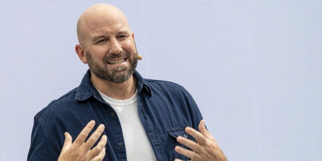 El CTO de Meta, Andrew Bosworth, aborda la moral después de los despidos y el cambio de IA

 | Tech,AI,exclusive,scoops,meta,mark-zuckerberg,ai,layoffs,andrew-bosworth,boz,limited-synd,beacon-industries-big-bet,tech-layoffs,big-tech,business,employee-performance