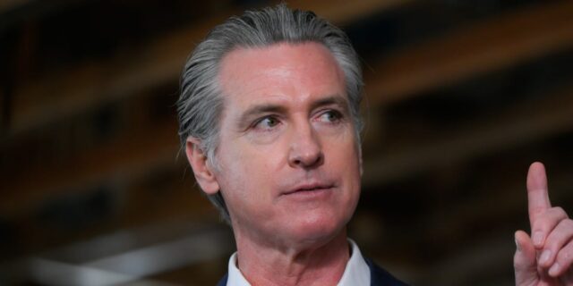 Newsom se comprometió a poner fin al impuesto a los Newsom se comprometió a poner fin al impuesto a los multimillonarios de California a medida que se acerca la fecha límite para la votación
| Politics,gavin-newsom,billionaire-tax,california
