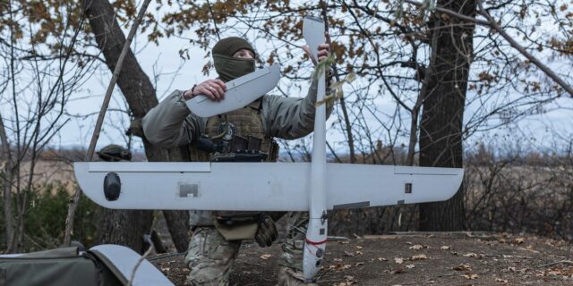 La OTAN ya no puede "quedarse de brazos cruzados" defendiendo La OTAN ya no puede "quedarse de brazos cruzados" defendiendo los cielos, dice el comandante de la OTAN
| Military & Defense,nato,drone-warfare,drones,air-defense