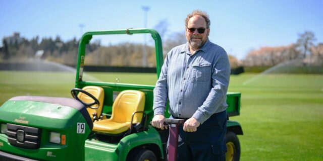 Soy jardinero de la Copa del Mundo. A los 66 años estoy aprendiendo cosas nuevas.

 | Careers,Sports,working-the-world-cup,world-cup-2026,aging,careers,contributor-2026,as-told-to,edit-series,editorial-sponsorship,es-verizon-wc,world-cup
