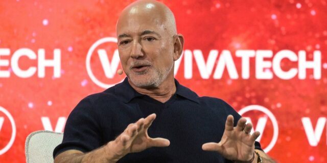 Jeff Bezos: la IA podría crear escasez de mano de obra, no desempleo masivo

 | Careers,jeff-bezos,ai,jobs,job-cuts,layoffs,workforce