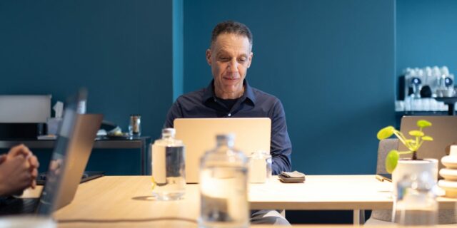 Experto en deepfake dice que la IA hace que sea Experto en deepfake dice que la IA hace que sea casi imposible saber qué es real
| AI,deepfake,as-told-to