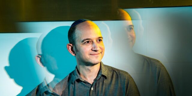 El veterano de Google que fundó Character.AI pasa a OpenAI El veterano de Google que fundó Character.AI pasa a OpenAI
| AI,Tech,openai,google,executive-changes,talent-war