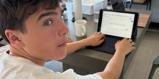Mi adolescente usa IA para sus tareas; Ayudé a la Mi adolescente usa IA para sus tareas; Ayudé a la escuela a redactar una política de IA.
| Parenting,AI,essay,parenting-freelancer,parenting,teenager,ai,homework,ai-policy,public-school