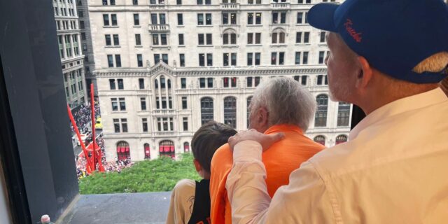 3 generaciones de aficionados de los Knicks observan el desfile 3 generaciones de aficionados de los Knicks observan el desfile desde la oficina de Business Insider
| Entertainment,Sports,knicks,new-york-knicks,contributor-2026,agnes-burgess-applegate,parade,new-york,manseen-logan