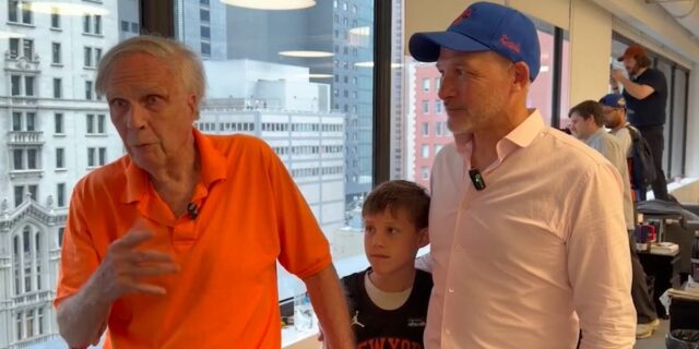 Tres generaciones de aficionados de los Knicks celebran el desfile Tres generaciones de aficionados de los Knicks celebran el desfile
| Sports,video,knicks,basketball,new-york-city