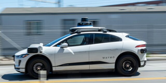 Waymo retira del mercado 3.871 robotaxis por problema de software

 | Transportation,waymo,rivian,robotaxis