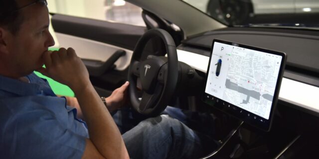 Conductor de Tesla con asistencia automática choca contra una casa Conductor de Tesla con asistencia automática choca contra una casa en Texas y mata a una mujer
| Transportation,tesla,electric-vehicle,crashes,autonomous-car,self-driving