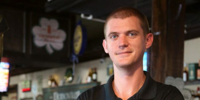 La carrera de baloncesto no tuvo éxito; Ahora dirige un La carrera de baloncesto no tuvo éxito; Ahora dirige un pub irlandés con su madre.
| Careers,Food,family-business,entrepreneur,restaurant,career-change,as-told-to,basketball,bar,irish-pub,singapore-freelancer