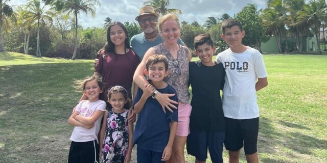 Salimos de Estados Unidos hacia Barbados. Nuestros 8 hijos ahora son más independientes.

 | Parenting,Travel,as-told-to,parenting,barbados,travel,expat-living