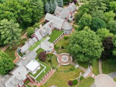 Vea el interior de la casa del fundador de Yankee Candle que se vendió mucho más abajo Pregunte
| Real Estate,features,yankee-candle,business-visual-features,visual-features,classic-format,trending-news-holiday-save-2024 Vea el interior de la casa del fundador de Yankee Candle que se vendió mucho más abajo Pregunte
| Real Estate,features,yankee-candle,business-visual-features,visual-features,classic-format,trending-news-holiday-save-2024