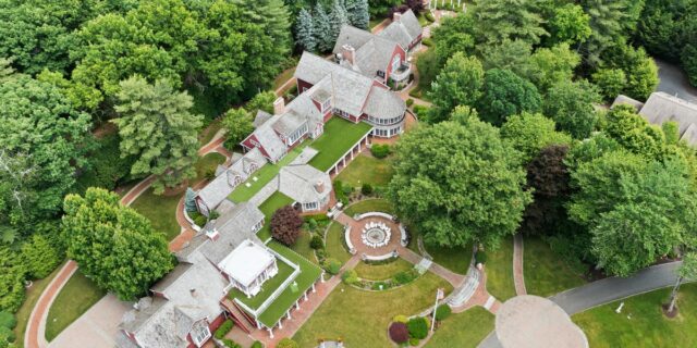 Vea el interior de la casa del fundador de Yankee Candle que se vendió mucho más abajo Pregunte

 | Real Estate,features,yankee-candle,business-visual-features,visual-features,classic-format,trending-news-holiday-save-2024