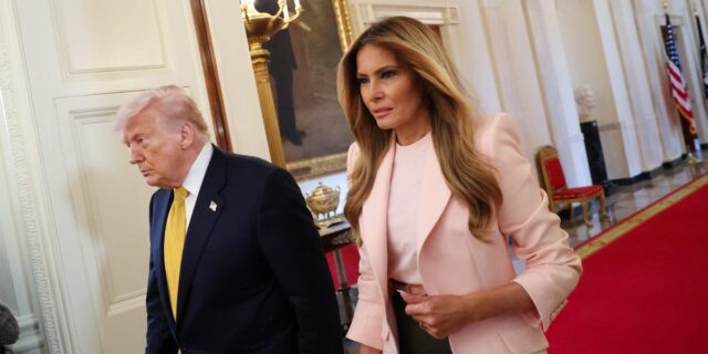 Donald Trump y Melania Trump deshonrados sobre la decoración de la Casa Blanca, dice un libro

 | Politics,melania-trump,donald-trump,white-house