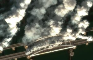 Imágenes de satélite muestran cortinas de humo rusas que oscurecen el puente de Kerch
| Military & Defense,defense,ukraine,russia,drones,crimea,kerch-bridge Imágenes de satélite muestran cortinas de humo rusas que oscurecen el puente de Kerch
| Military & Defense,defense,ukraine,russia,drones,crimea,kerch-bridge