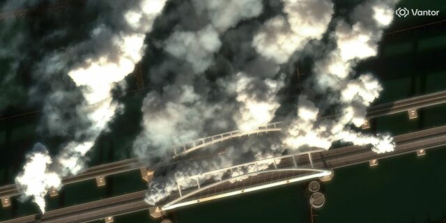 Imágenes de satélite muestran cortinas de humo rusas que oscurecen Imágenes de satélite muestran cortinas de humo rusas que oscurecen el puente de Kerch
| Military & Defense,defense,ukraine,russia,drones,crimea,kerch-bridge