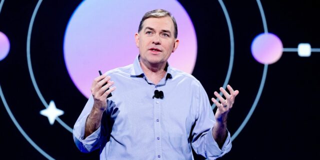 CEO de AWS: la mitad de los empleos administrativos podrían "cambiar", pero no "desaparecer"

 | AI,Tech,Careers,amazon,aws,ai,jobs,technology