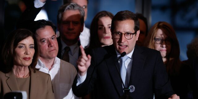 Un ganador de las primarias de Manhattan tiene un mensaje desafiante para la industria de la IA

 | AI,Politics,tech-policy,new-york-city,ai-regulation,new-york,2022-elections,congress,midterm-elections