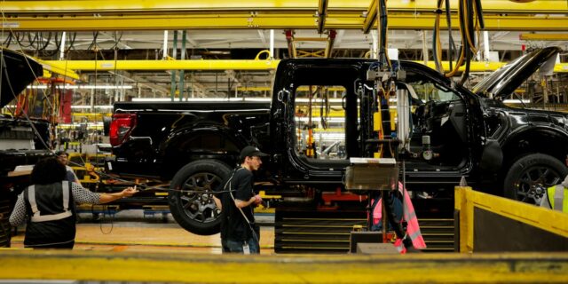 Ford: la IA no resolvió los problemas de calidad por sí sola, por eso contratamos ingenieros

 | Transportation,ford,manufacturing,automotive,f-150,mustang,jd-power