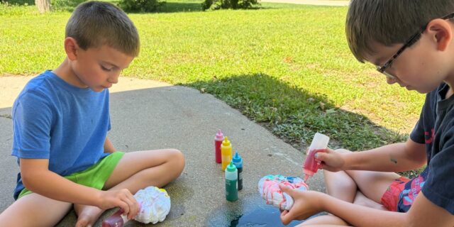 El verano de mis hijos no está libre de pantallas, nosotros hacemos las tareas del hogar primero

 | Parenting,parenting,parenting-freelancer,summer,kids,chores