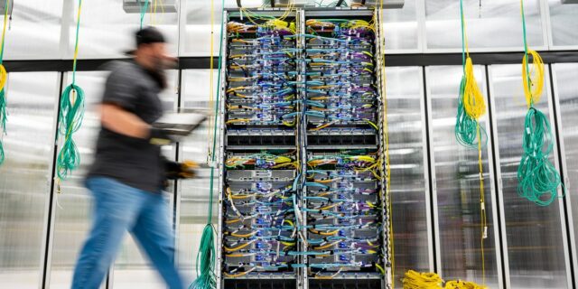 Amazon aumenta el precio de un servicio clave de IA en la nube en un 20% debido a la alta demanda

 | Tech,AI,aws,cloud-computing,gpus,amazon,amazon-web-services,micron,sk-hynix,limited-synd,memory-chips,apple,inflation,artificial-intelligence,cloud