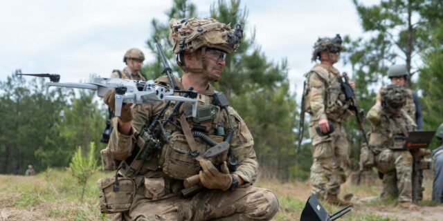El comandante del ejército de EE. UU. utilizó drones y robots equipados con C4 para eliminar la brecha

 | Military & Defense,defense,drones,army