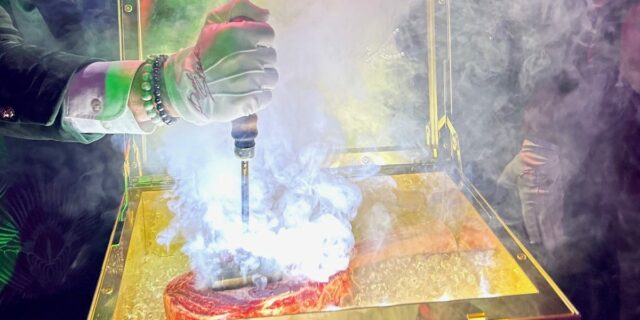 Probé la caja de carne de vacuno de 1.000 dólares en Papi Steak en Fontainebleau Las Vegas.

 | Food,Travel,las-vegas,food,travel