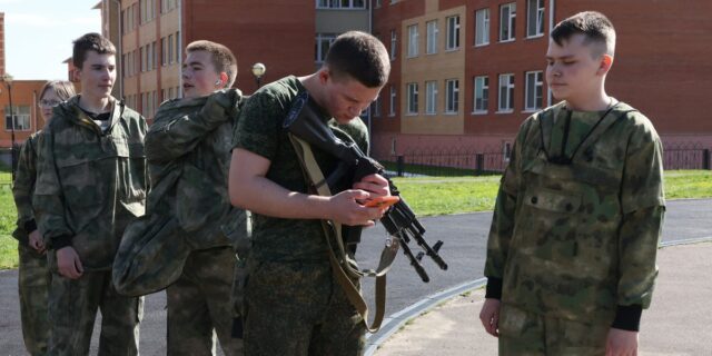 Los estudiantes rusos de 6.° a 11.° grado reciben 17 horas de entrenamiento militar básico

 | Military & Defense,warfare-big-bet,drone-warfare,russian-military