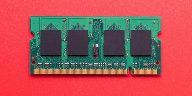 El auge de los centros de datos empeora aún más la escasez de memoria

 | Tech,AI,Economy,memory-shortage,apple,ming-chi-kuo,jefferies,tim-cook