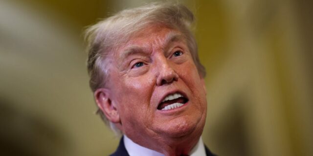 Donald Trump dice que las compañías de gas deberían bajar los precios a 2,50 dólares el galón

 | Economy,gas-prices,donald-trump