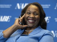 Lisa Cook, de la Reserva Federal, puede permanecer en el banco central mientras desafía el intento de Trump de despedirla, dictamina la Corte Suprema
| Lisa Cook, de la Reserva Federal, puede permanecer en el banco central mientras desafía el intento de Trump de despedirla, dictamina la Corte Suprema
|