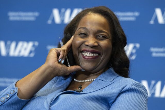 Lisa Cook, de la Reserva Federal, puede permanecer en el banco central mientras desafía el intento de Trump de despedirla, dictamina la Corte Suprema

 | 