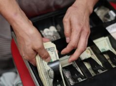 La guerra en Irán no ha desacelerado la economía, pero la mayor inflación está llevando a las empresas a congelar la contratación.
| La guerra en Irán no ha desacelerado la economía, pero la mayor inflación está llevando a las empresas a congelar la contratación.
|