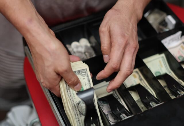 La guerra en Irán no ha desacelerado la economía, pero la mayor inflación está llevando a las empresas a congelar la contratación.

 | 