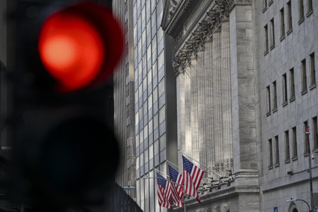 Una nueva ola de reembolsos está asustando al mercado de crédito privado, valorado en 2 billones de dólares.

 | 