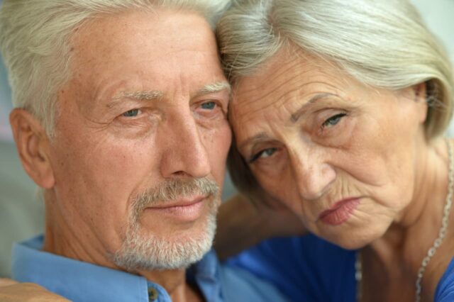 “Está muy enojado”: ​​Mi esposo no vende su casa para que podamos consolidar nuestras finanzas y vivir cómodamente. ¿Estoy siendo irrazonable?

 | 