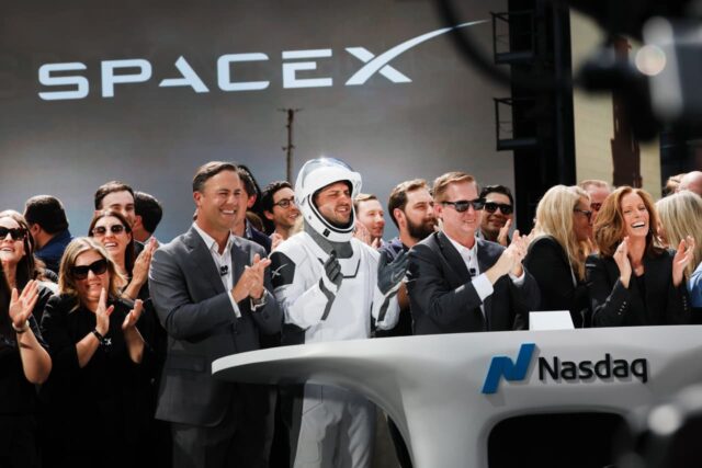 El volumen de opciones de SpaceX se dispara cuando comienza El volumen de opciones de SpaceX se dispara cuando comienza el comercio. He aquí una estrategia de bajo riesgo para jugar la ola masiva.
|