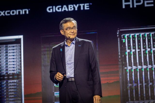 Las acciones de Intel se recuperan cuando Trump dice que la empresa fabricará chips para Apple en EE. UU.

 | 