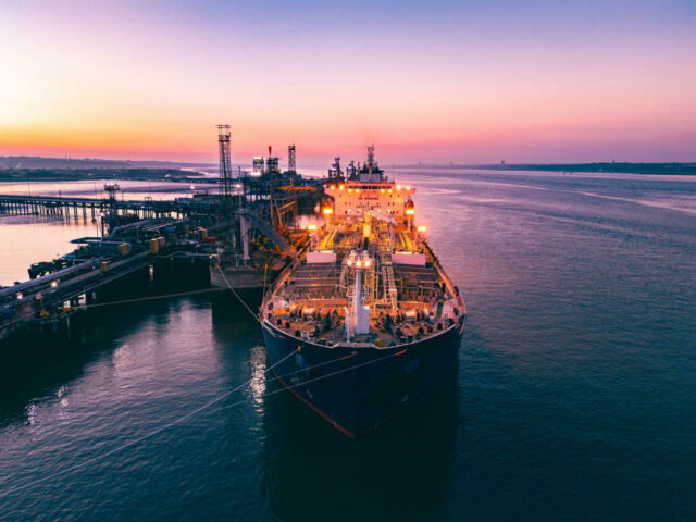 Muchos grandes petroleros siguen varados en el Estrecho de Ormuz y es posible que no regresen una vez escapados

 | 