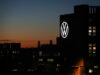 Las acciones de Volkswagen se acercan a su nivel más bajo en 15 años tras informes de despidos masivos
| Las acciones de Volkswagen se acercan a su nivel más bajo en 15 años tras informes de despidos masivos
|