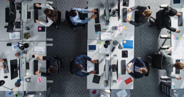 Una forma de conseguir empleo ahora: estar dispuesto a ir Una forma de conseguir empleo ahora: estar dispuesto a ir a la oficina cinco días a la semana
|