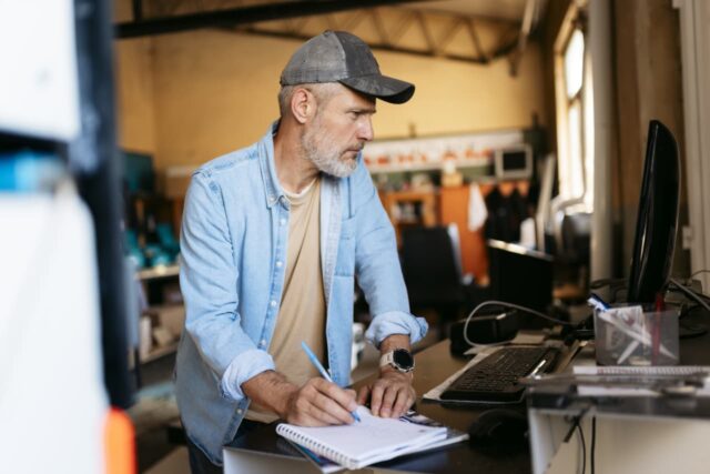Casi la mitad de los trabajadores de 55 años o más no planean utilizar IA en sus trabajos. Cómo hacer que funcione para usted.

 | 