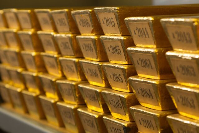 Los bancos centrales planean seguir comprando más oro. Aquí hay Los bancos centrales planean seguir comprando más oro. Aquí hay un paso interesante que dan para almacenarlo de forma segura.
|