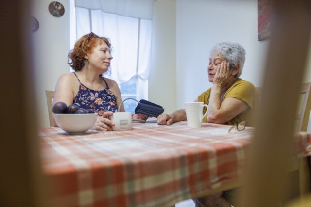 “Está jubilada”: ¿Debería echar mano de mi plan 401(k) para pagar la deuda de tarjeta de crédito de 30.000 dólares de mi madre?

 | 