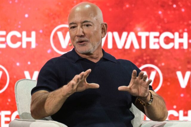 Bezos dice que lo único que frena a los centros Bezos dice que lo único que frena a los centros de datos orbitales es el costo, no la ciencia, ya que dice que la IA creará empleos
|