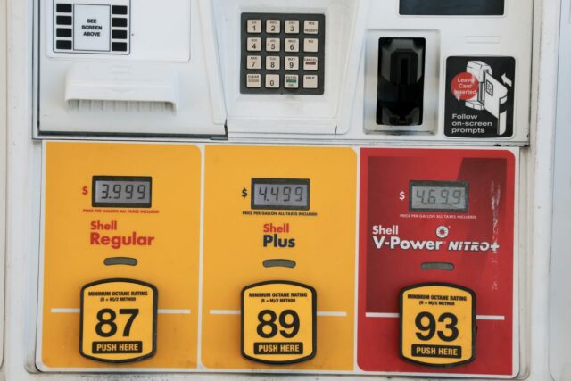 Los precios de la gasolina acaban de caer por debajo Los precios de la gasolina acaban de caer por debajo de $4 el galón, en la menor cantidad posible
|