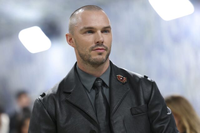 Después de más de un año, la estrella de 'Superman' Nicholas Hoult finalmente vende su casa en Los Ángeles por 2,2 millones de dólares, con una gran pérdida

 | 